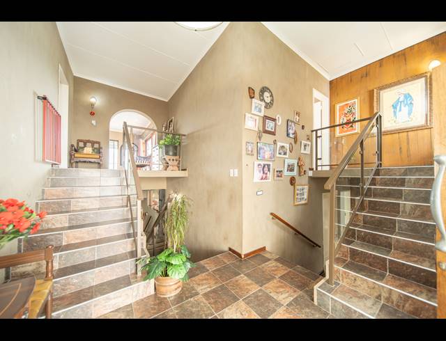 4 BEDROOM HOUSE FOR SALE IN BONZA BAY